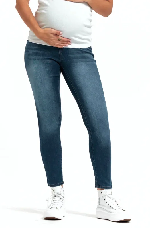 Elegant tight trousers for women with sleek design and tailored for a perfect fit -Re:denim - Ziggy In Medium/dark Wash